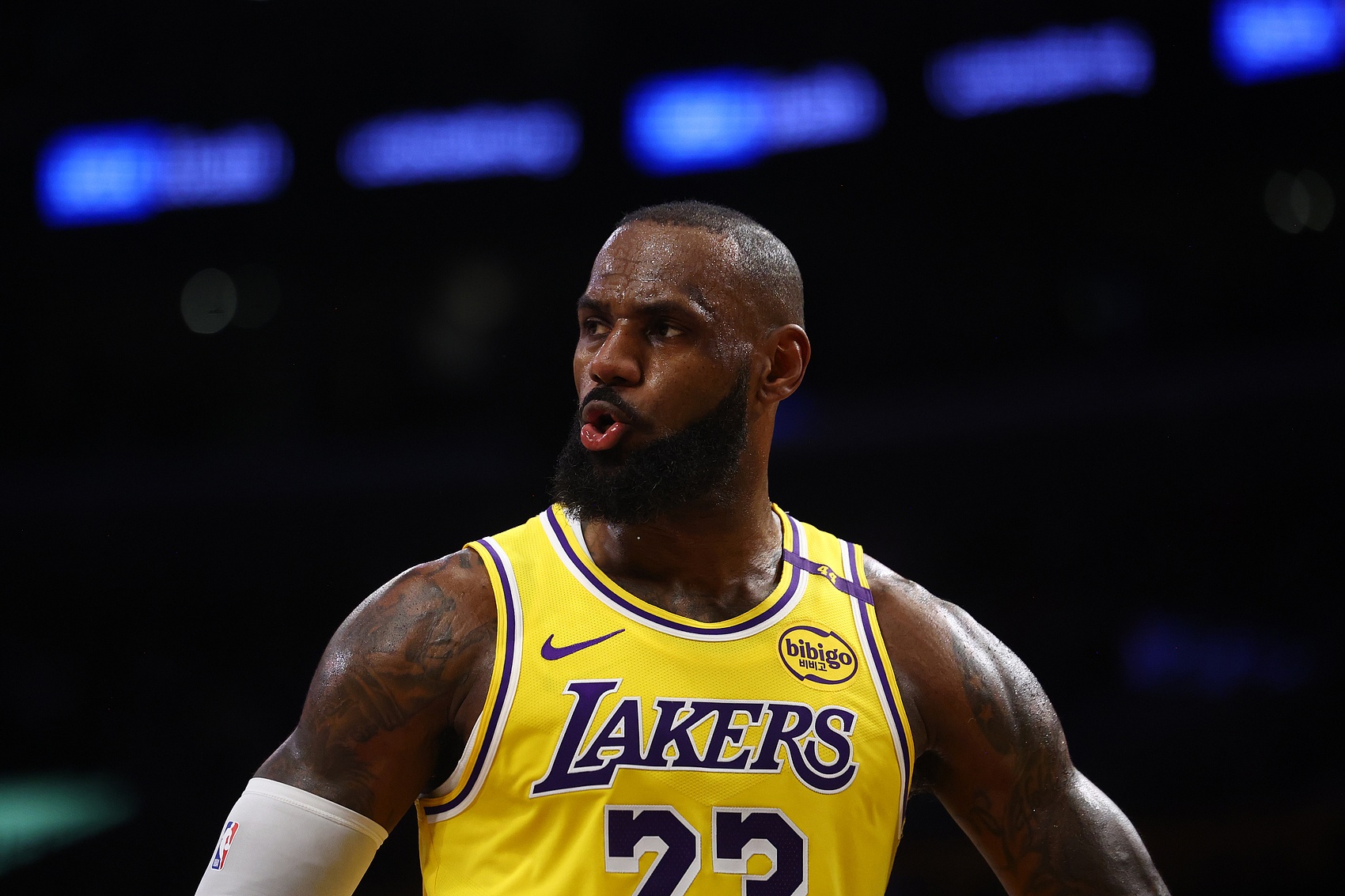 关于深圳队惨败湖人，无缘NBA季前赛夺冠的信息